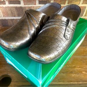 Easy Street Flats Pewter Croc Holly Size 9 sb4
